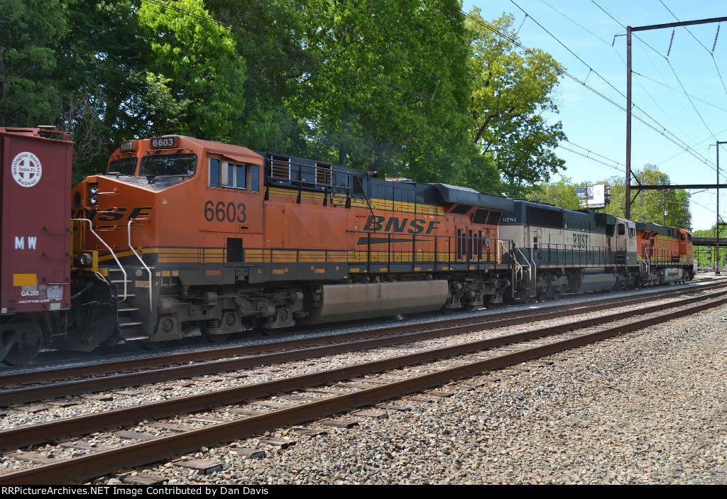 BNSF ES44C4 6603 third out on K040-15